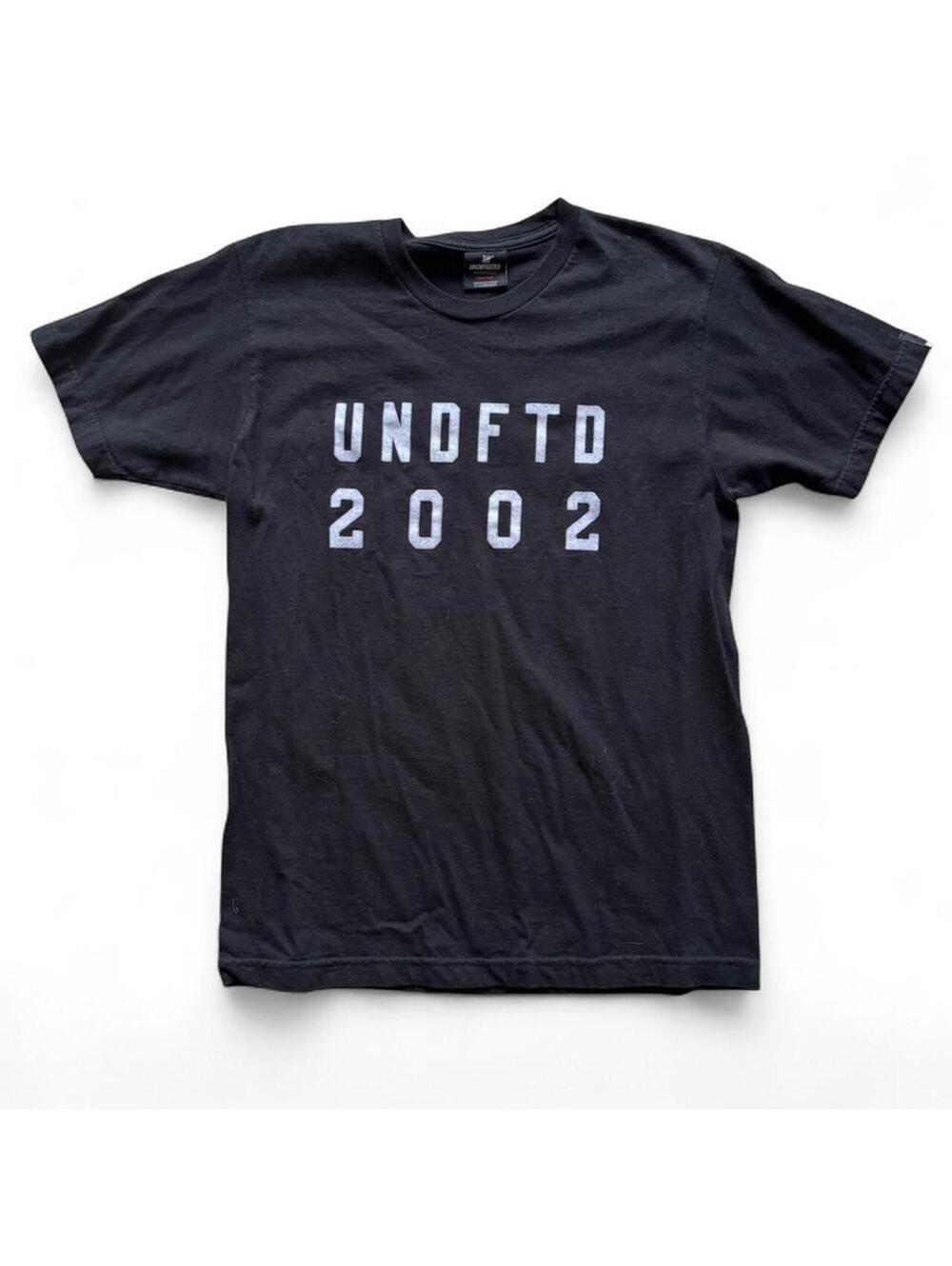 Undefeated Men's Black and Grey Tshirt